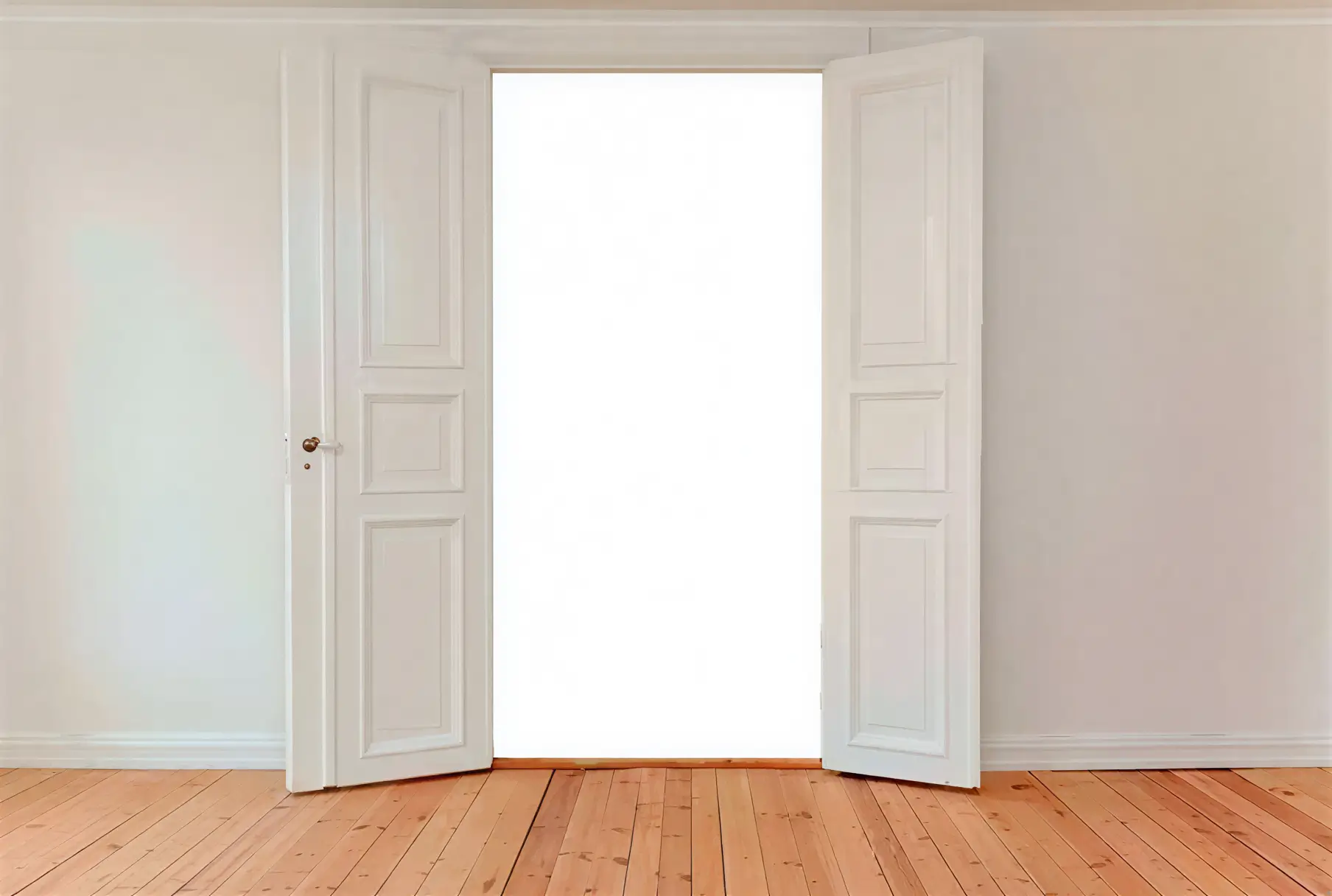 Los pintores Almería lacando puerta interior en blanco con acabado profesional