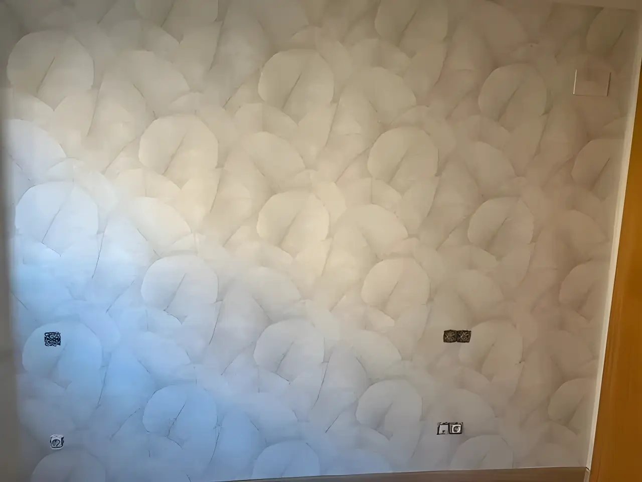 Los pintores Almería aplicando papel pintado de textura clara en salón reformado