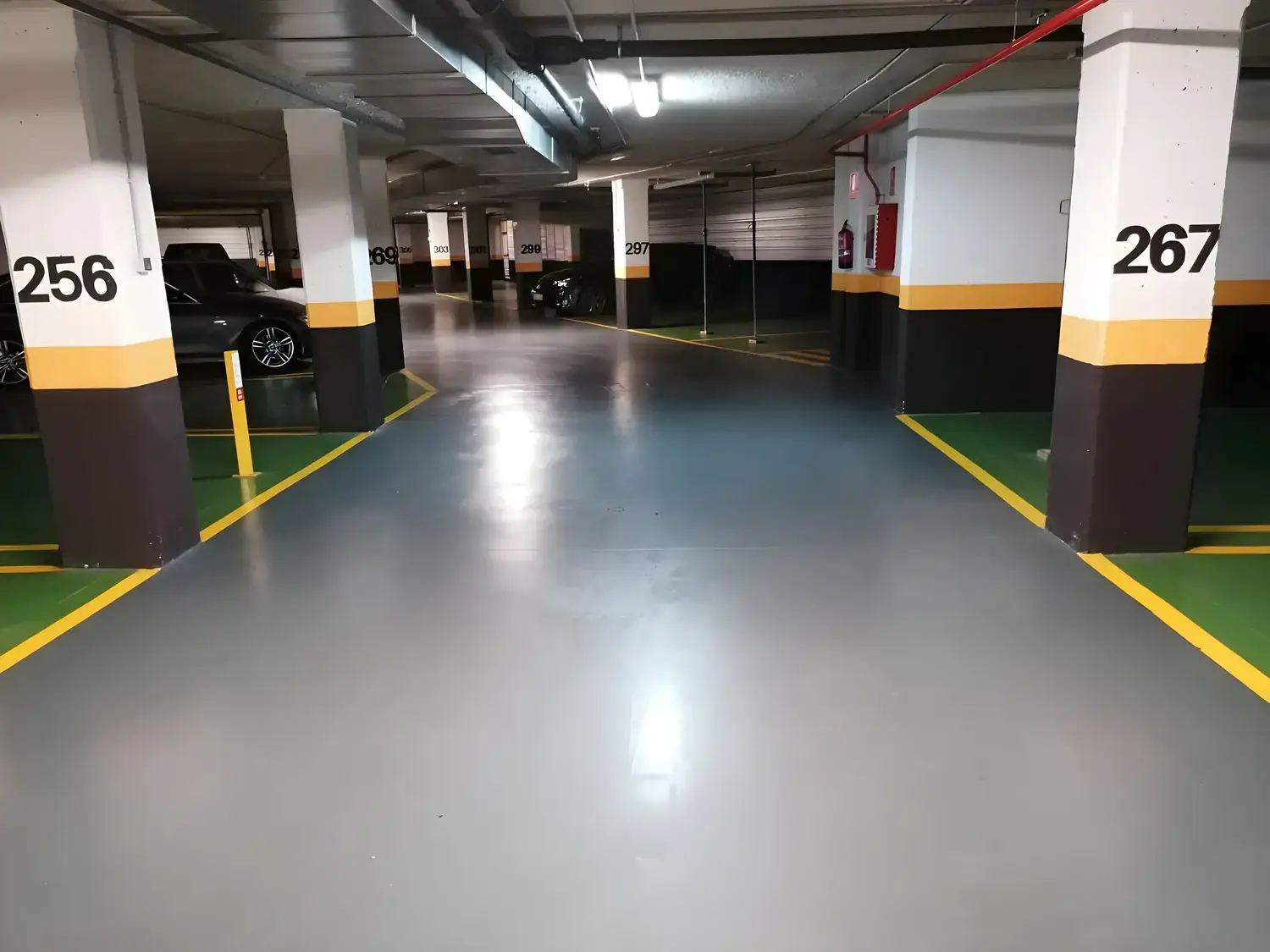 Garaje comunitario pintado y señalizado por Los pintores Almería