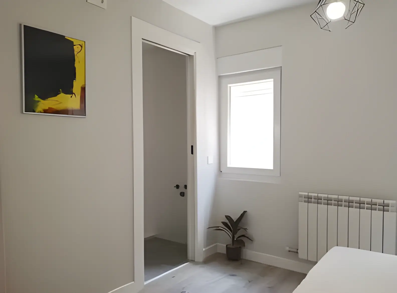 Habitación recién pintada en blanco por Los pintores Almería para comunidad de vecinos