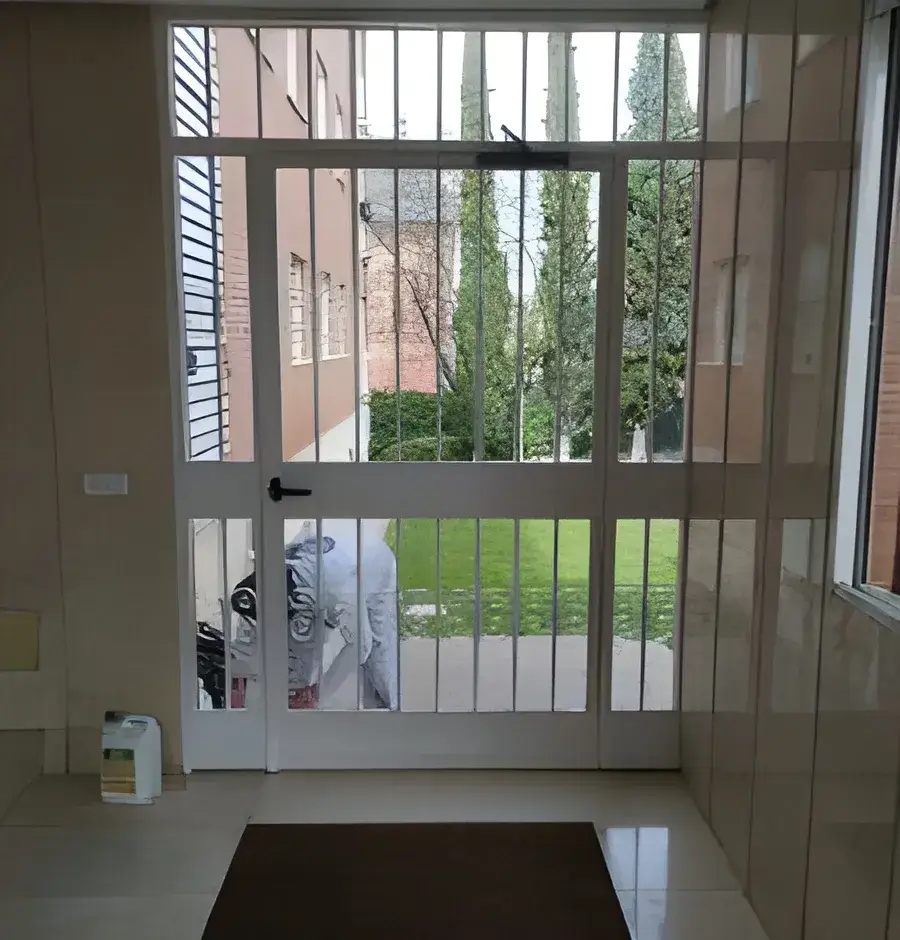 Portal de comunidad pintado por Los pintores Almería con acabado luminoso