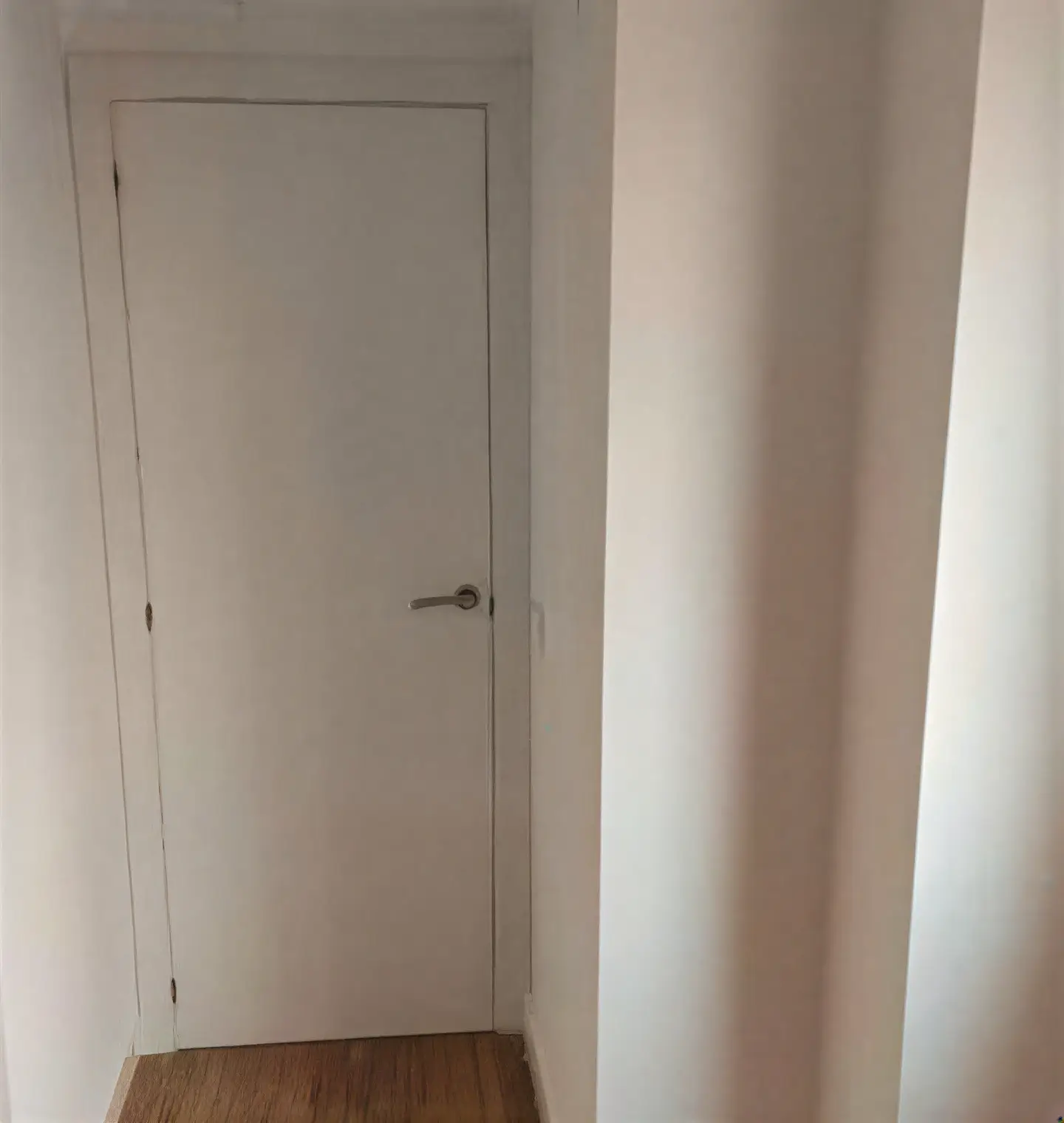 Puerta interior lacada en blanco en pasillo realizada por Los pintores Almería