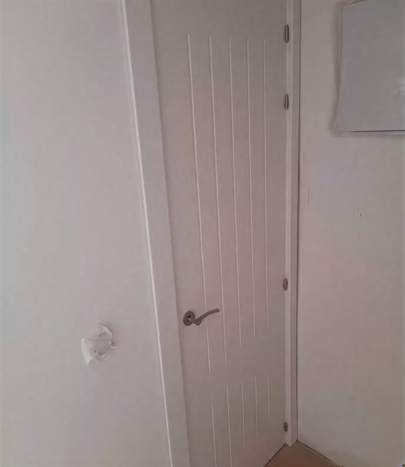 Puerta moderna con ranuras lacada en blanco por pintores profesionales en Almería